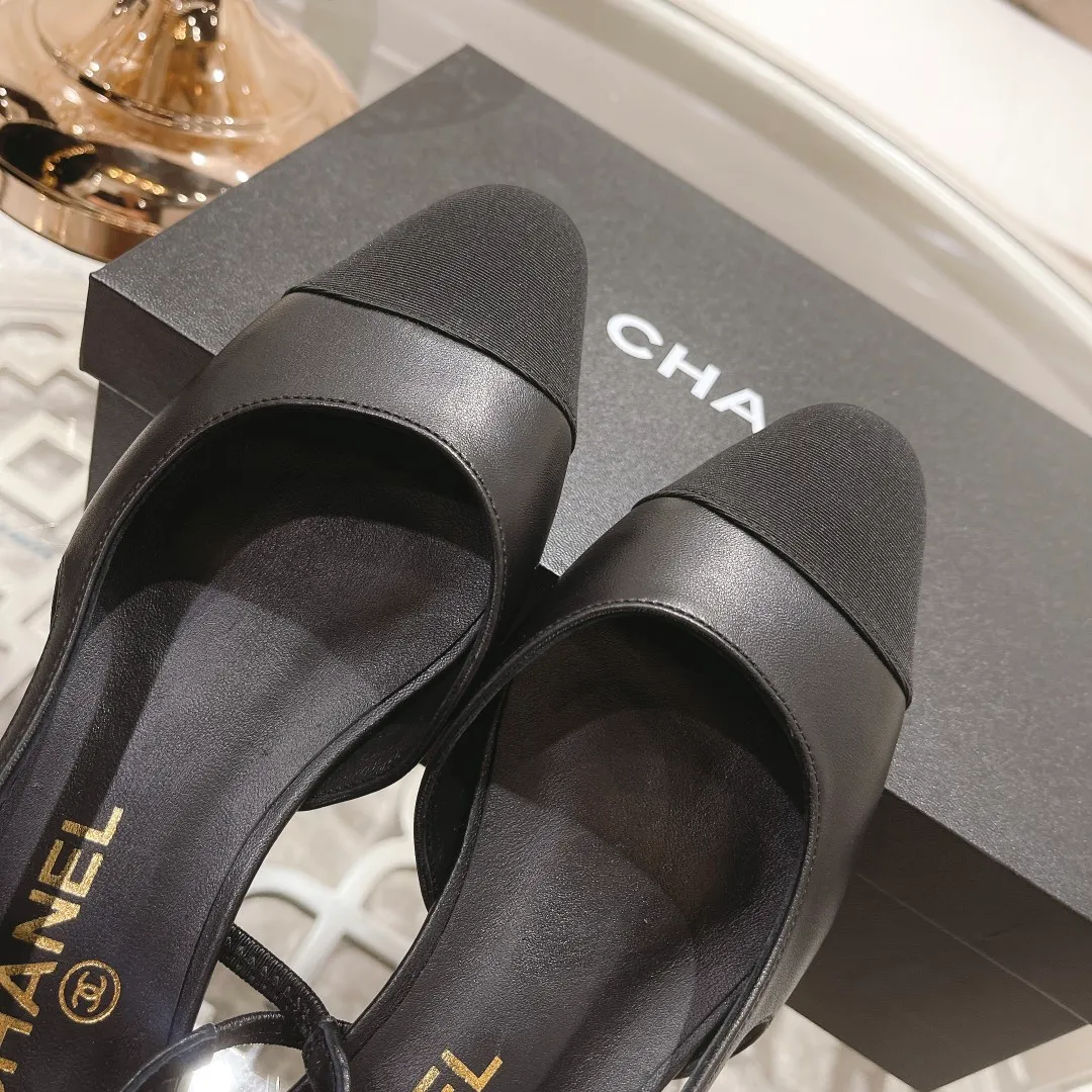 👟👟Ex-factory price 440👟👟 Chanel - Spring and summer classic color-blocked low-heeled side hollow sandals ⚠ Fashionable catwalk style❤ Mixed splicing colors, hollow toe style on the inside, 2.5cm thick heel and small logo embellishment, a fashionable interpretation! How to match the series to look good! Original customized wood-colored leather outsole, imported sheepskin surface, goatskin lining for feet... 35-40 regular sizes (41.42, 43 custom-made, non-returnable) 🎁Latest full set of packaging at the counter
